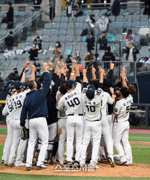 [포토]\'집행검\' 들고 세리머니하는 NC 다이노스