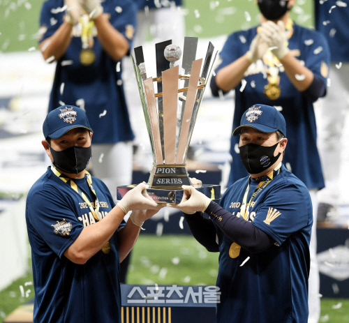 한국시리즈 우승  NC 이동욱 감독 "마음 고생했을 양의지에게 고맙다"