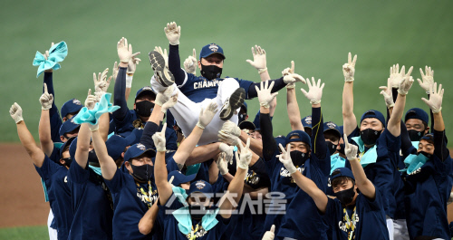 [포토] 이동욱 감독 '하늘을 나는 기분이야'