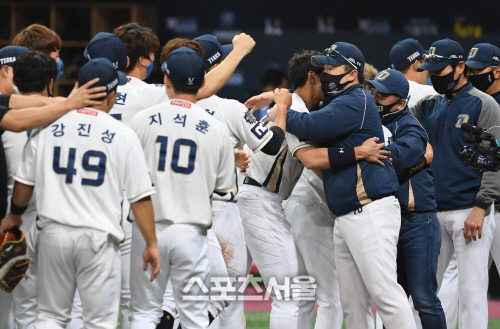 [포토]선수들과 포옹 나누는 NC 이동욱 감독-김택진 구단주