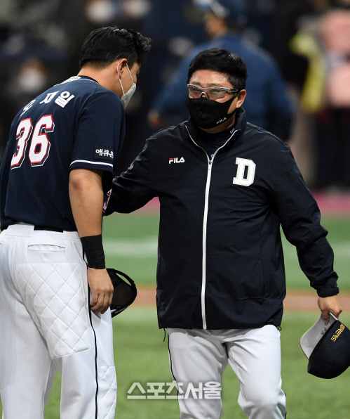 [포토]주장 오재일과 인사 나누는 두산 김태형 감독