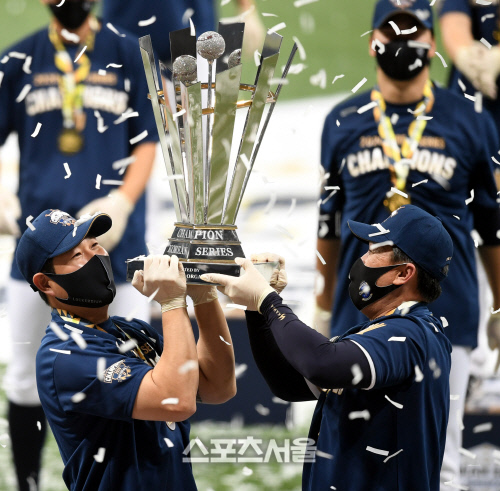 [포토] 이동욱 감독-양의지 '우승 차지'