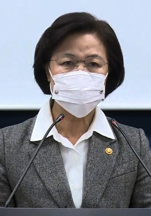 추미애 법무부 장관, 헌정 사상 처음으로 윤석열 검찰총장 직무배제