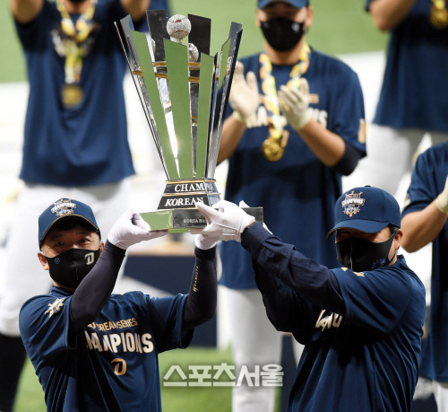 [포토] 우승트로피 들어 올리는 김택진 구단주