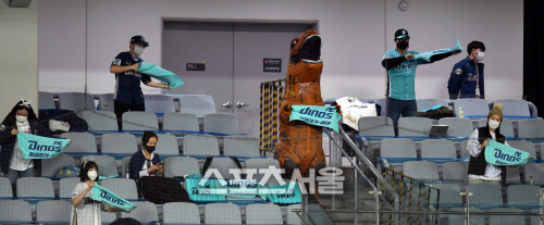\'마스크 대신 공룡으로 변신한 NC팬\'[포토]