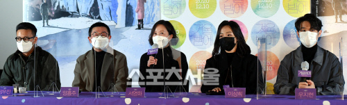 [포토] 가림막에 마스크 쓰고 진행되는 '겨울밤에' 기자회견