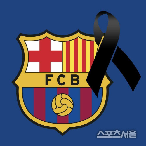 팀 로고에 검은 리본을 단 FC바르셀로나