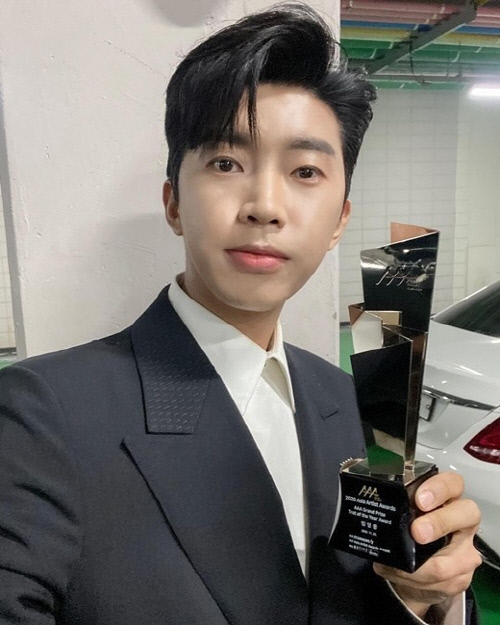 "팬들 응원과 사랑 덕분" 임영웅, 3관왕 인증샷[★SNS]