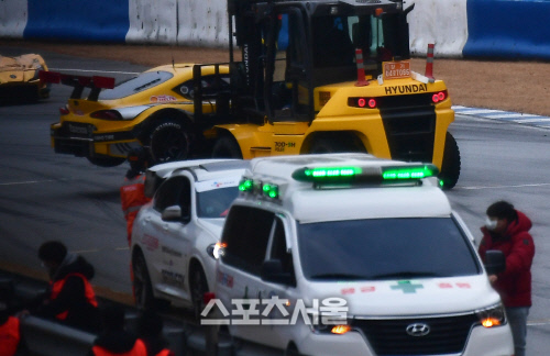 리타이어되는 권재일, 적기를 발령시키는 슈퍼레이스 슈퍼 6000의 돌발사고!