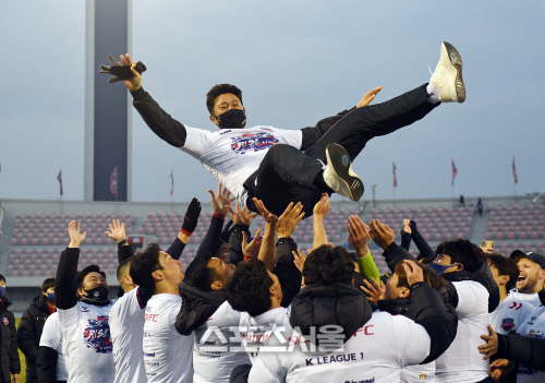 [포토]하늘로 날아오른 수원FC 김도균 감독