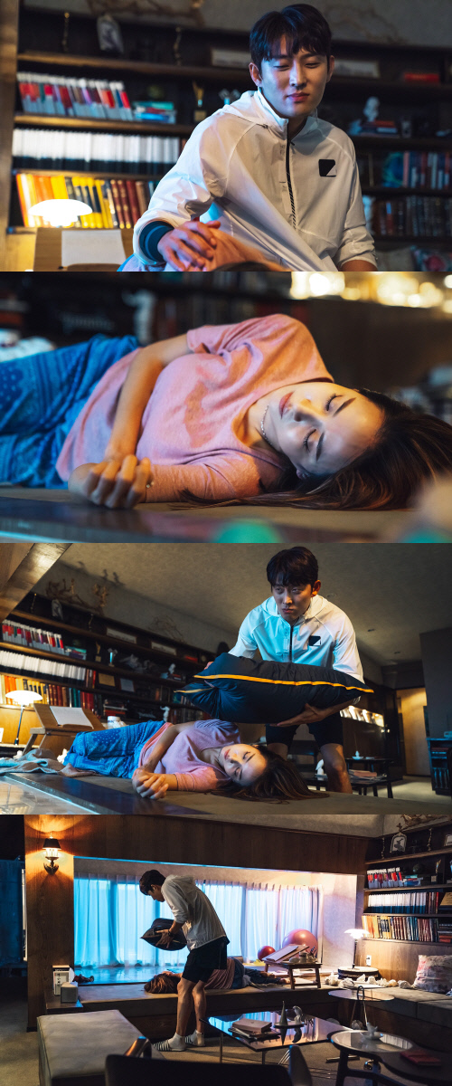 '바람피면 죽는다' 고준, 조여정 베개로 덮치는 순간 포착