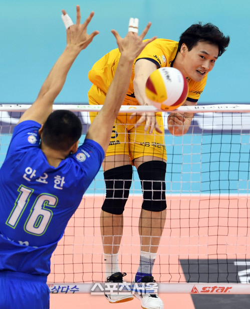 [포토]KB손해보험 김정호, 한국전력 안요한 블로킹 따돌리고...