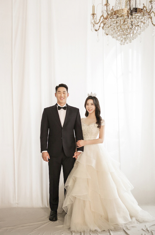 롯데 최민재, 12월 5일 4년 교제 예비신부와 화촉