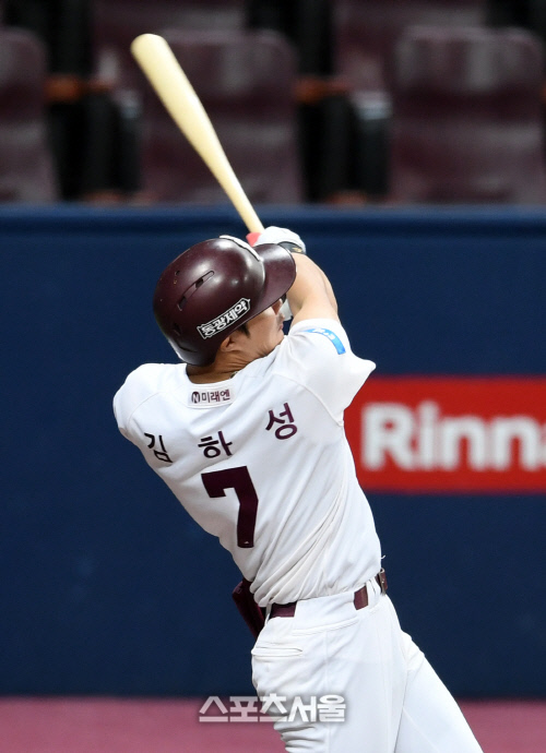 [포토]키움 김하성, NC 선발 송명기 상대 솔로 홈런