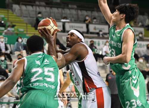 [포토] kt 브라운, 파울로도 막지 못해!