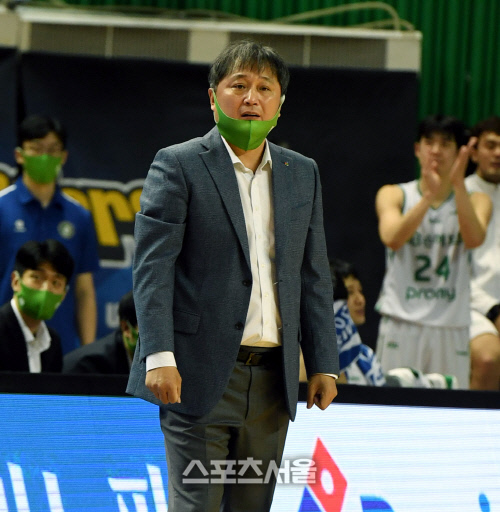 [포토] 이상범 감독 \'답답하게 플레이 하네\'