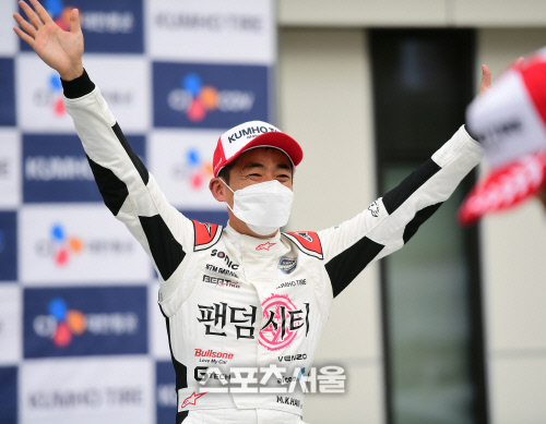 CJ슈퍼레이스 GT1 2위 개그맨 한민관, 10년차 레이서의 관록 보여줘