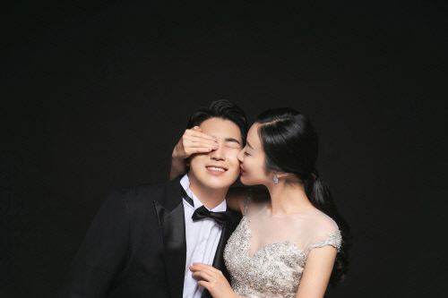 한화 김민우, 4년 열애 끝에 백년가약 맺는다[오피셜]