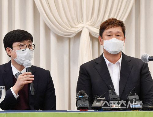 [포토] 이대호 회장, 변호사와 함께...판공비 증액 논란 해명...