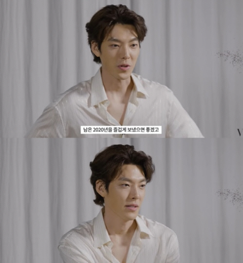 "영화 촬영 중, 내년 겨울에 만나요"…김우빈, 미소로 전한 근황[★SNS]