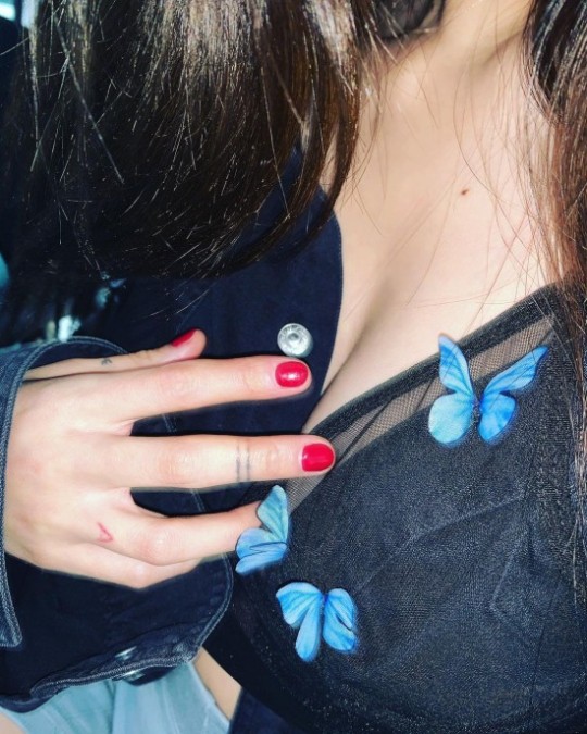 현아, 파격 의상에 가슴 클로즈업 "대표님과 녹음" [★SNS]