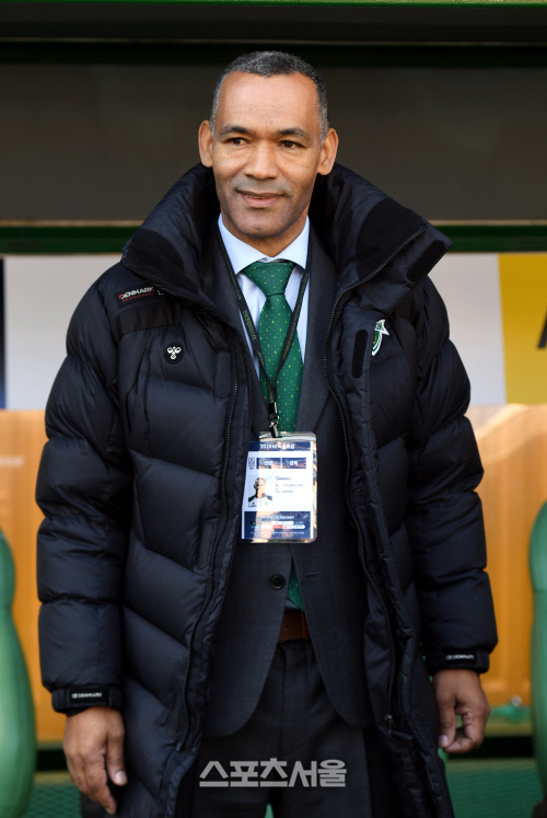 [포토] 모라이스 감독 \'승리를 예감(?)한 미소\'