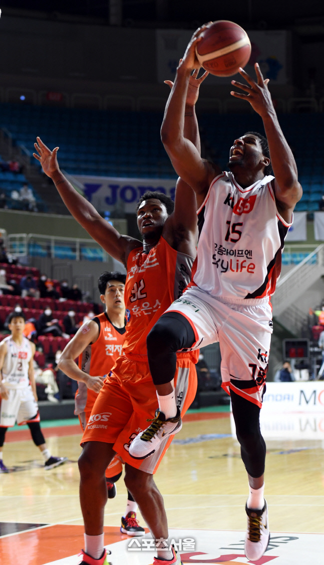 [포토] 브라운 '과감한 슛'