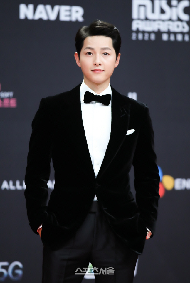 [포토]턱시도 멋지게 차려입은 송중기(2020 MAMA)