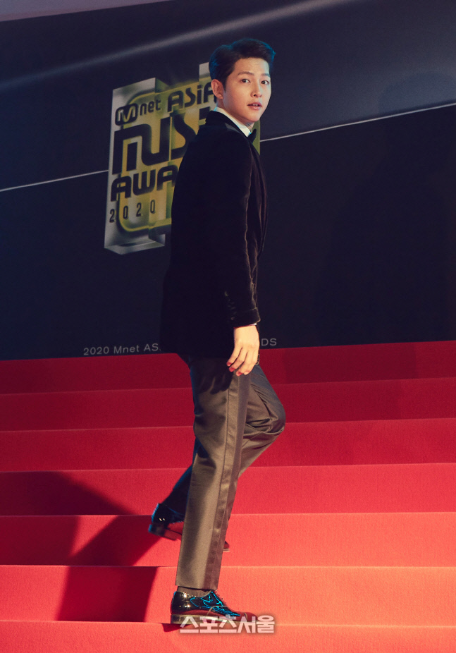 [포토]배우 송중기, 살짝 돌아볼까요?(2020 MAMA)