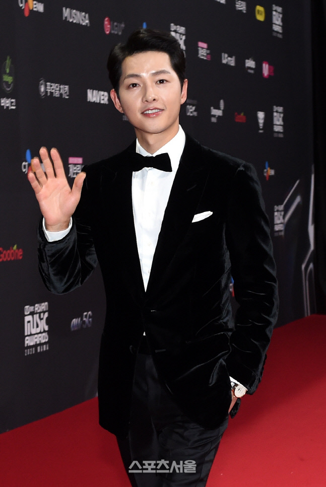 [포토]MAMA 2020, 송중기가 건네는 손인사