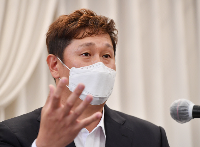 '판공비 논란' 이대호 파장 일파만파, 시민단체에 고발당해