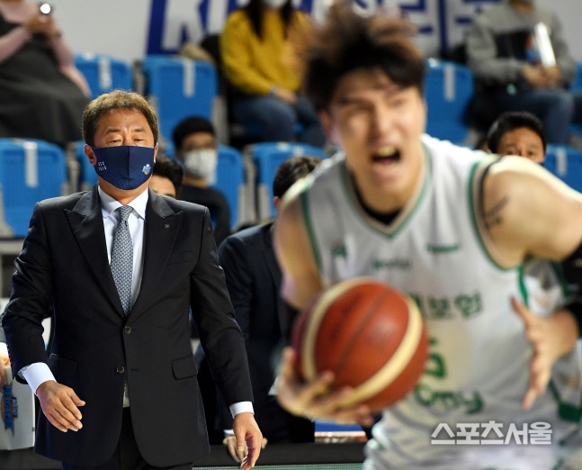 [포토] KCC 전창진 감독, 김종규만 잘 막아도...