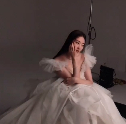 김사랑, 세월 잊은 미모+아찔한 웨딩 드레스 자태 '시선강탈'[★SNS]