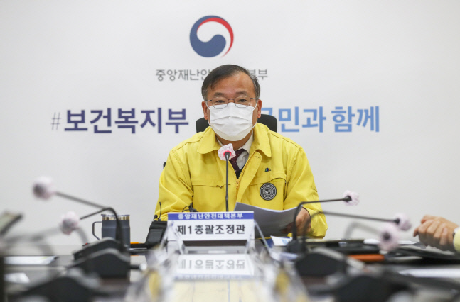 정부 "확진자수 연속 600명대…확진 비율도 4배 증가"