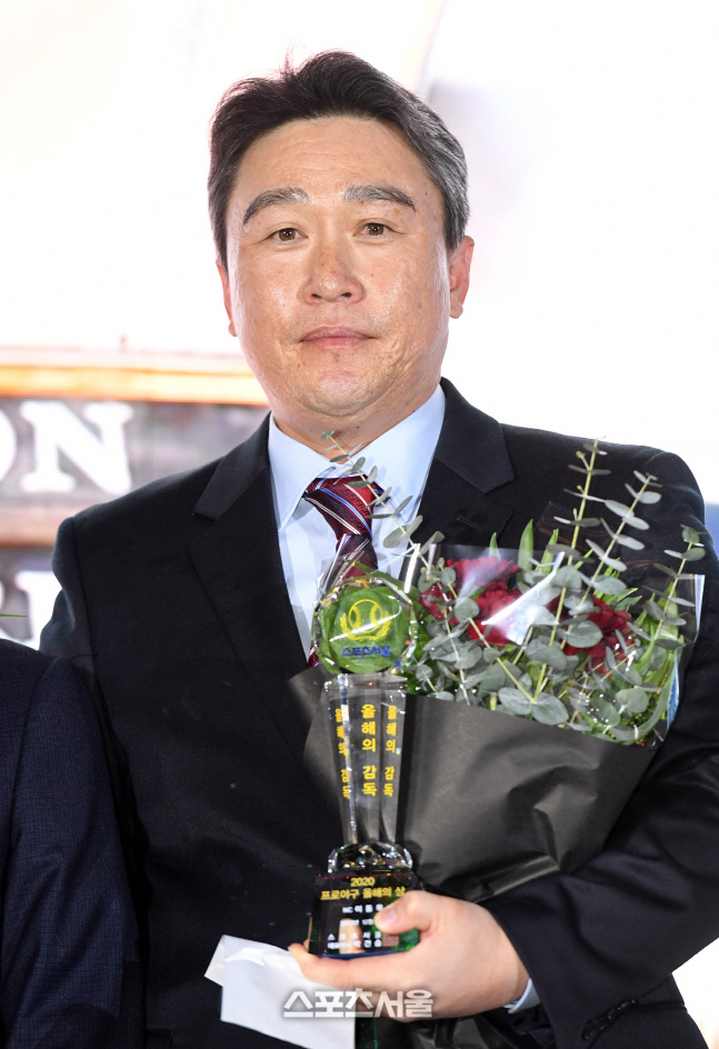 [포토]NC 이동욱 감독, 스포츠서울 올해의상 감독상 수상