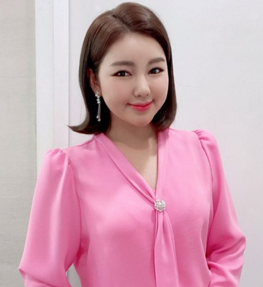 송가인, 핑크 블라우스 '찰떡' 소화한 진달래 꽃 美모[★SNS]