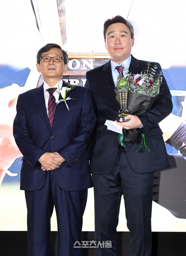 [포토]NC 이동욱 감독, 스포츠서울 올해의 상 올해의 감독