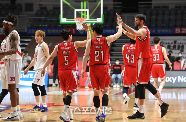 [포토]현대모비스 잡고 4위로 올라선 오리온