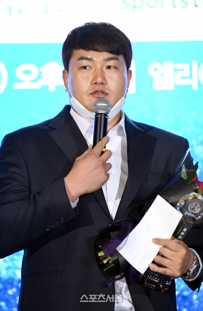 [포토]최지만, 2020 프로야구 올해의 상 특별상 수상