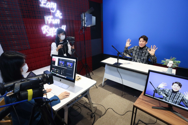 1211 U+직원들은 ‘배움마당’에서 DX 열공중(가로2)