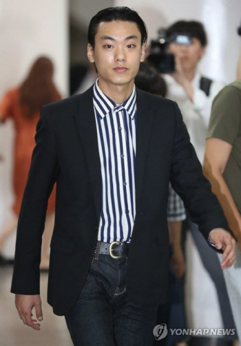 미성년자 '야구방망이 폭행' 래퍼 아이언, 구속심사 출석