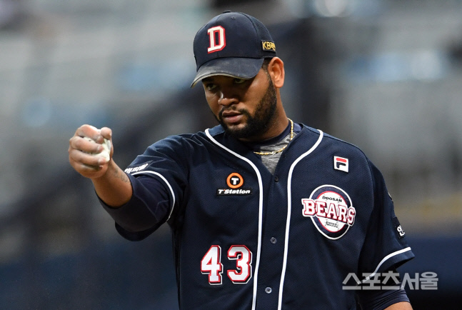 [포토]두산 알칸타라, 김재호를 향해!