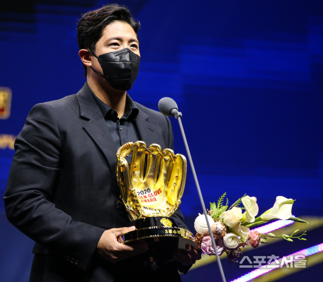 [포토] kt 황재균, 3루수 황금 장갑 가져갑니다~