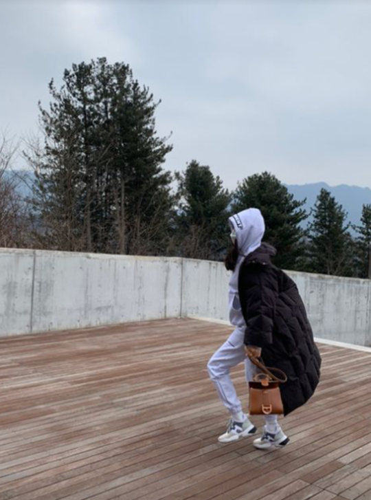 고소영, 트레이닝복+롱패딩 걸쳐도 '여배우 포스' [★SNS}