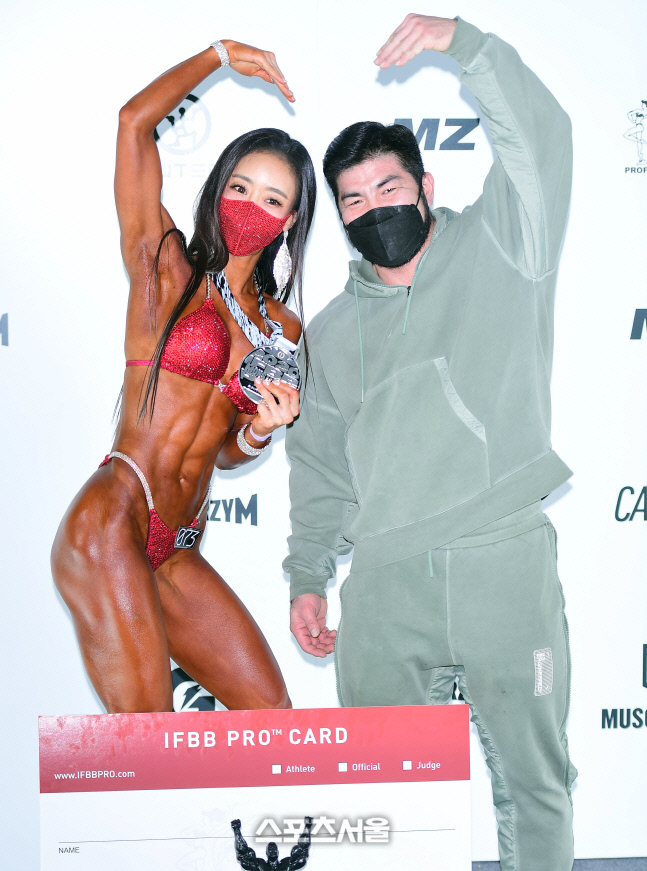 IFBB 비키니 프로카드 김태린, 스승인 박정수 브로가 더 좋아하시네요[포토]