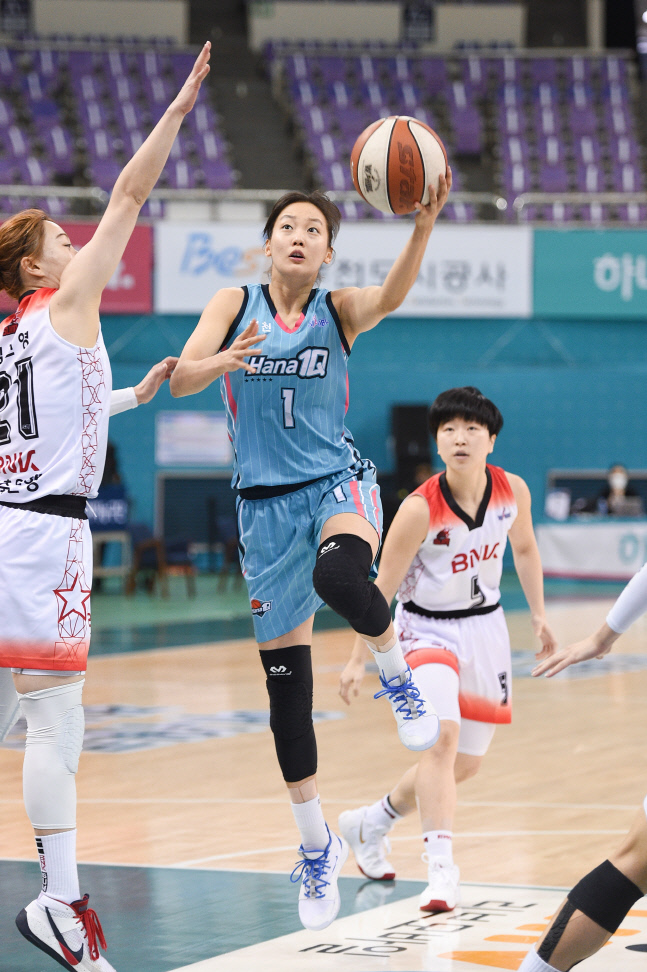 신지현 개인 통산 최다 24점, 하나원큐 BNK 제압…BNK 7연패