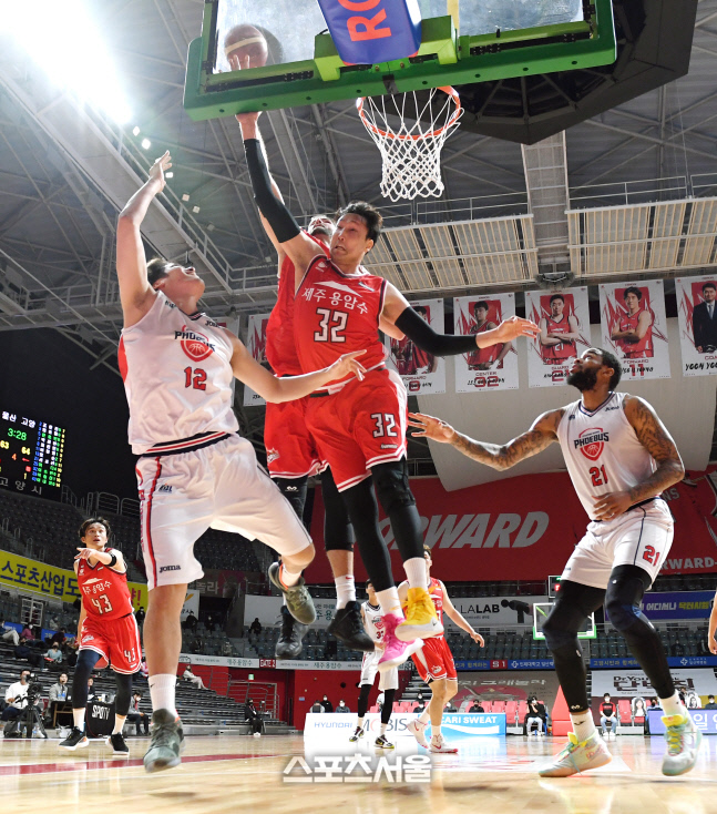 [포토]함지훈의 슛에 날아오른 이종현과 제프 위디