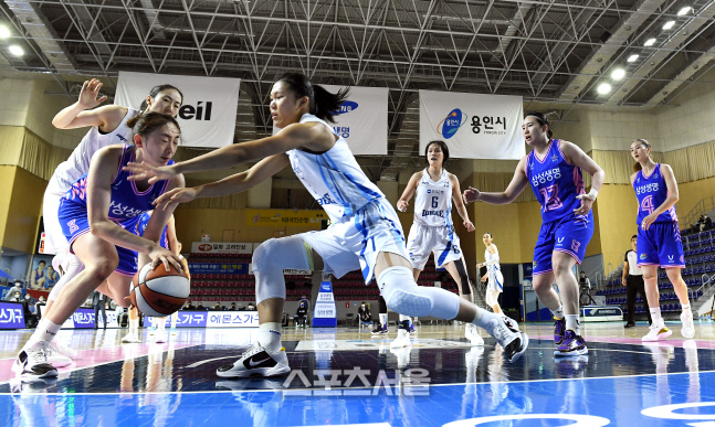 [포토]리바운드 잡아내는 삼성생명 이주연