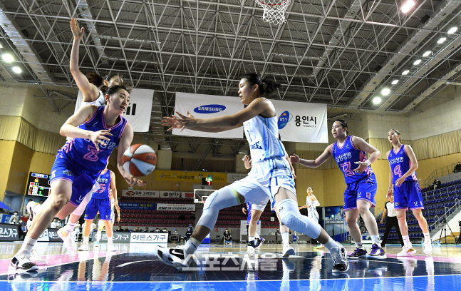 [포토]삼성생명 이주연, 빠져나가야 해...