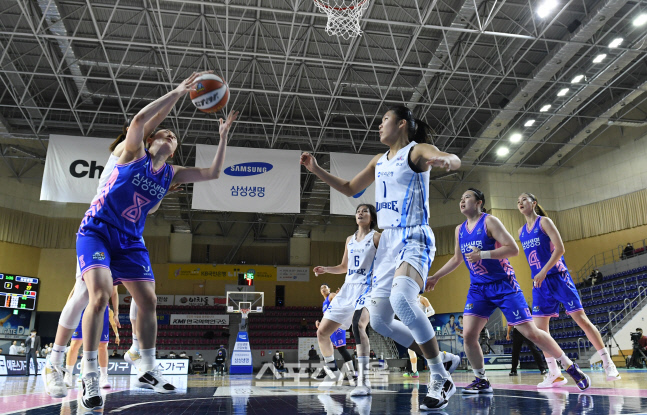 [포토]힘겹게 리바운드 잡아내는 삼성생명 이주연